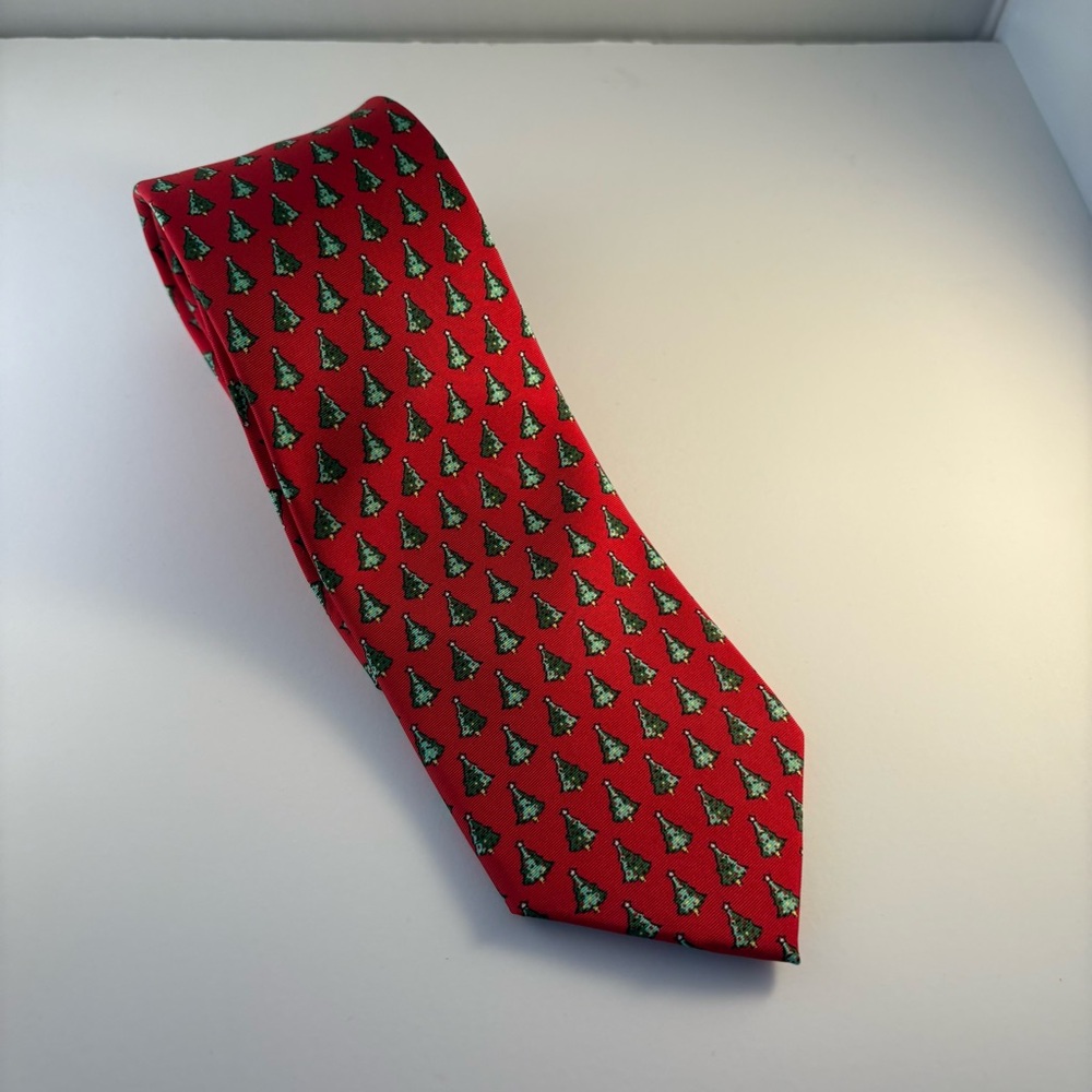 Jos A Bank Holiday Travelers Red Tie‎ Christmas Tree Silk Stain Resistant 60”X3”